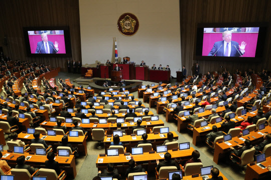 도널드 트럼프 미국 대통령이 8일 강력한 대북 경고 메시지와 함께 국제사회의 협력을 요청했다. 트럼프 대통령이 이날 오전 미국 대통령으로서는 24년만에 국회연설을 하고 있다. 연합뉴스